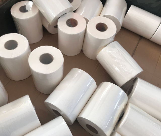 Toallas de mano disponibles del rollo de papel industrial del cuarto de baño